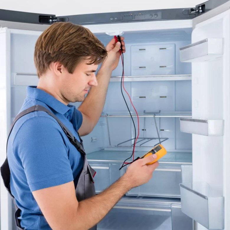 Fotografía de técnico reparando horno marca Candy