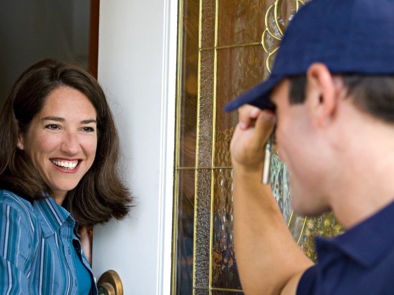 Trato profesional y cordial Fotografía de técnico y cliente dandose la mano